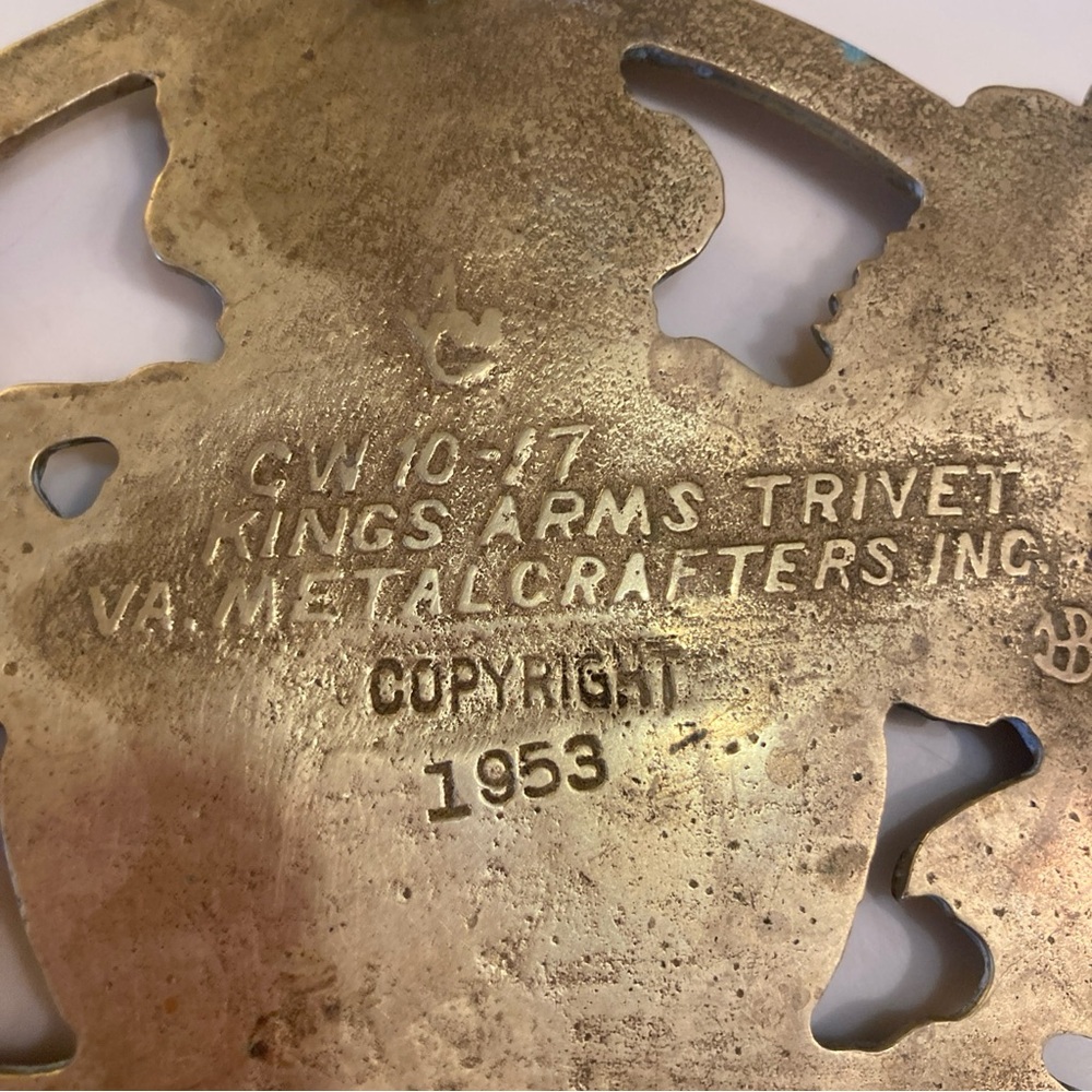 Mid century Vintage Virginia Metalcrafters Kings Arms Brass Trivet - Picture 4 of 9